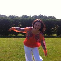 Muriel - j'accompagne les personnes désireuses de se reconnecter à leur véritable identité par le biais de l'expression corporelle : la danse méditative dont le mouvement est libre relié à sa pleine Présence.